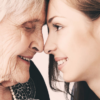 Ældre og yngre kvinde næse mod næse